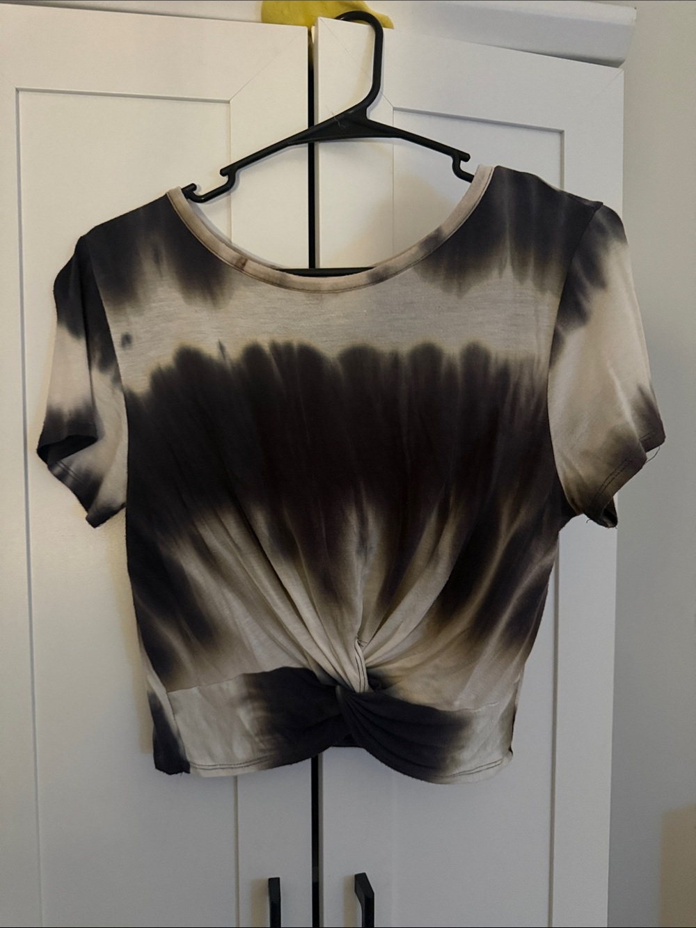 Tie-Dye Twist Front Crop Tee in Black and Cream